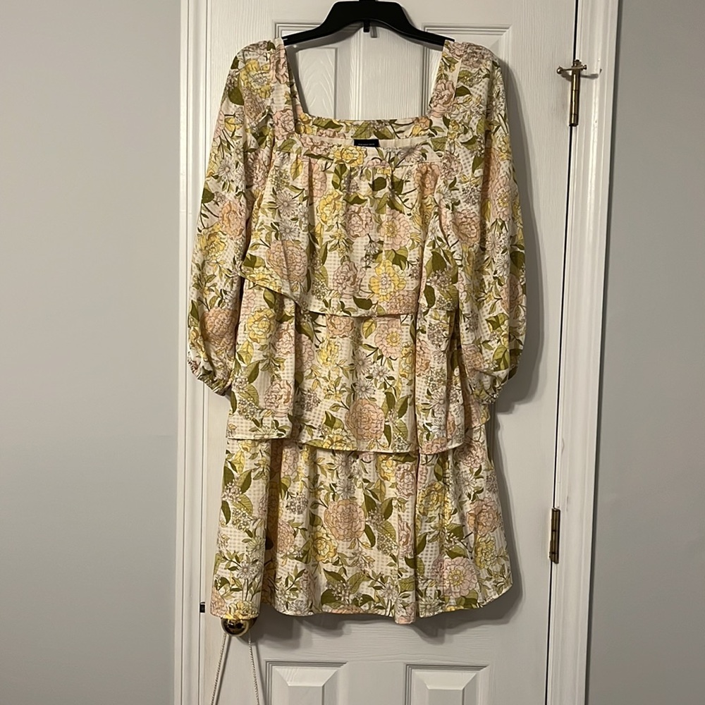 NWT Beautiful floral tiered dress size large.